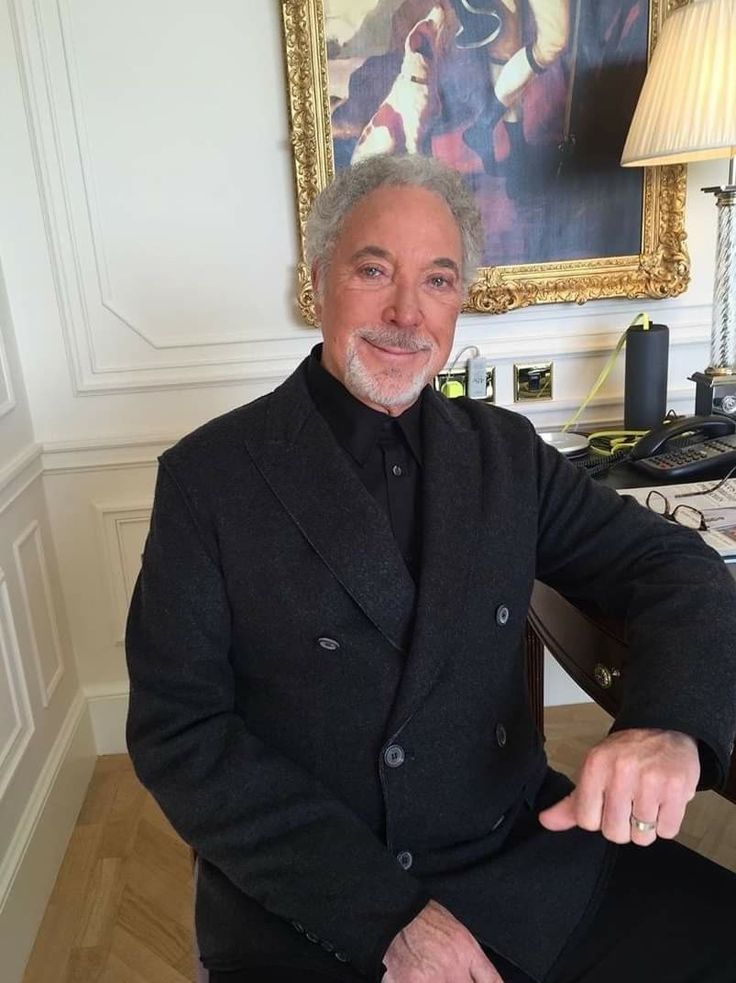 Sir Tom Jones.jpg